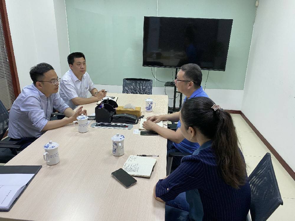 无锡市工信局领导来郑州于超农业信息服务有限公司科技开展“三联三解”活动